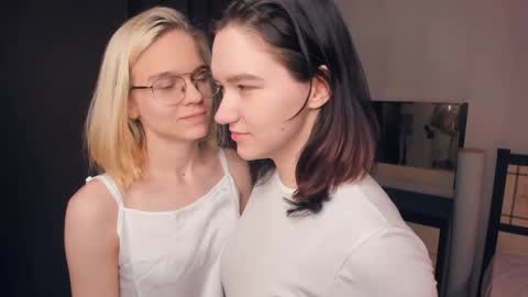 Violet and Isabel online show from 12, 5, 2026