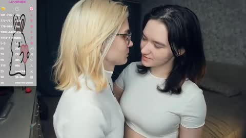 Violet and Isabel online show from 14, 5, 2026