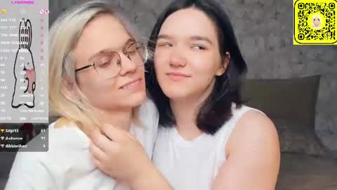 Violet and Isabel online show from 22, 6, 2026