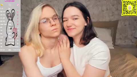 Violet and Isabel online show from 25, 6, 2026