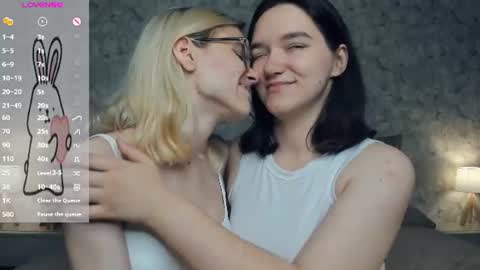 Violet and Isabel online show from 29, 7, 2026