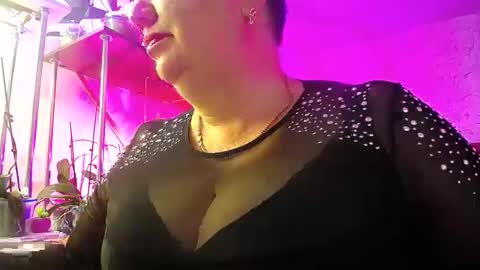 Lady Gloria online show from 1, 1, 2025