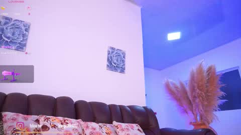 Hello Guys I am Lara Giraldo  WELCOME To my room online show from 21, 2, 2026