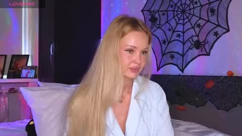 Snapshot of larine_morgan chatting on 21, 10, 2025 LarineGMT7 UTC6 online show from 21, 10, 2025