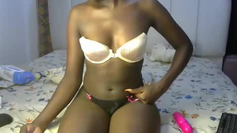 Snapshot of latoya_shines chatting on 18, 2, 2026 latoya_shines online show from 18, 2, 2026