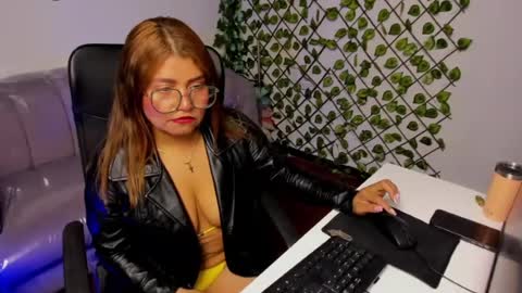 Snapshot of laura_marttin chatting on 15, 7, 2026 laura_marttin online show from 15, 7, 2026