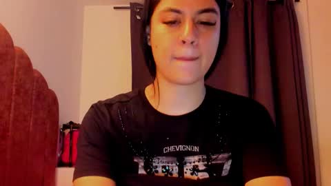 Snapshot of laura_soe chatting on 2, 12, 2025 LAURA SOE online show from 2, 12, 2025