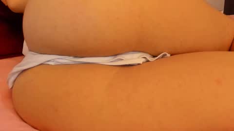 Snapshot of laura_soe chatting on 22, 12, 2025 LAURA SOE online show from 22, 12, 2025