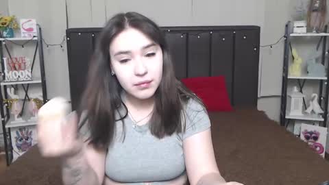 LauraHlot online show from 2, 2, 2025