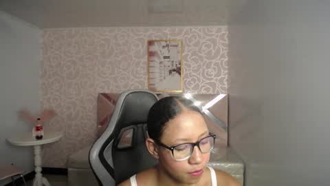 laurakail_ch online show from 25, 6, 2026