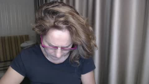 Lauraoven1 online show from 30, 12, 2024