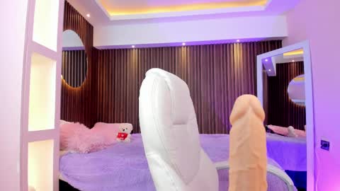 Lau Roberts online show from 4, 3, 2025