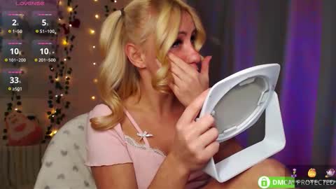 Snapshot of lavinell chatting on 2, 11, 2025 Mia online show from 2, 11, 2025