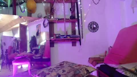 Laye19 online show from 16, 1, 2025