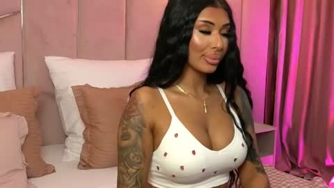 Layla online show from 25, 6, 2026