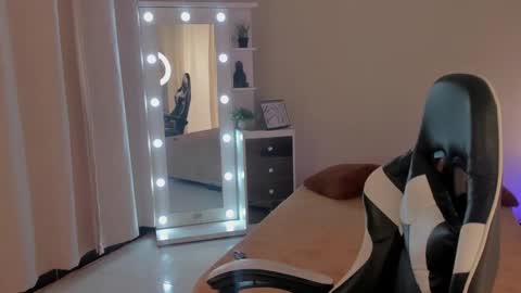 Snapshot of leahaltomm chatting on 6, 3, 2025 leahaltomm online show from 6, 3, 2025