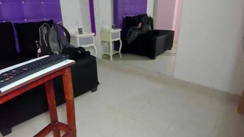 leamoreau__ online show from 21, 11, 2025