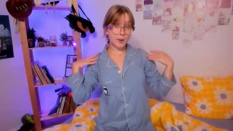 Snapshot of leazy_peasy chatting on 22, 9, 2025 Ellie online show from 22, 9, 2025