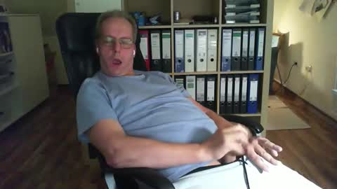 Snapshot of lefti27 chatting on 28, 9, 2025 Dave online show from 28, 9, 2025