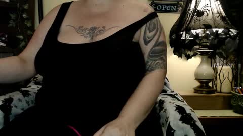 Snapshot of leluluvsyou chatting on 5, 3, 2025 Lelu Fallas online show from 5, 3, 2025