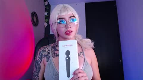 Snapshot of lessboobs_gh chatting on 14, 4, 2026 Less online show from 14, 4, 2026