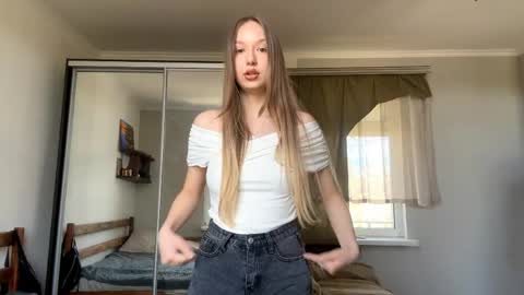 Snapshot of lessiebreidel chatting on 16, 4, 2026 Leslie online show from 16, 4, 2026