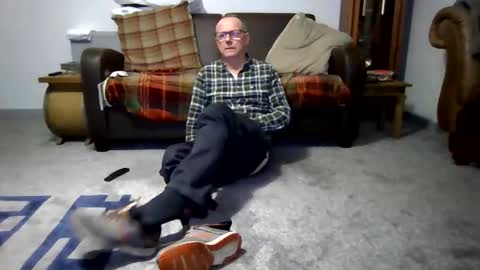 Snapshot of letmestrip chatting on 13, 11, 2025 paul online show from 13, 11, 2025