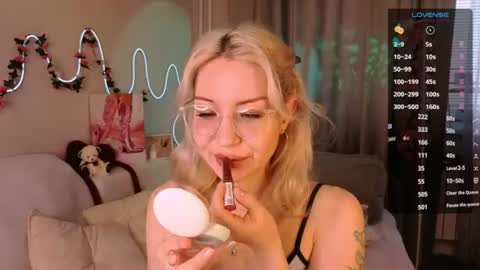 Snapshot of leyalayla chatting on 9, 7, 2026 Lily online show from 9, 7, 2026