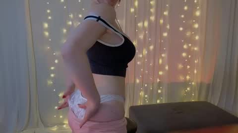 Snapshot of li_j chatting on 23, 12, 2025 Linda my FANSLY red fury online show from 23, 12, 2025