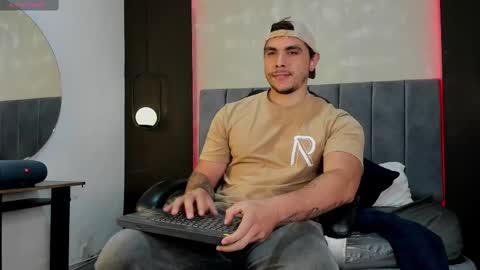 Snapshot of liam_walk chatting on 2, 10, 2025 Liam online show from 2, 10, 2025