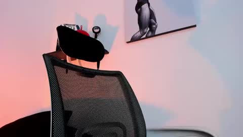 Snapshot of liamreigns_ chatting on 4, 3, 2025 liam online show from 4, 3, 2025