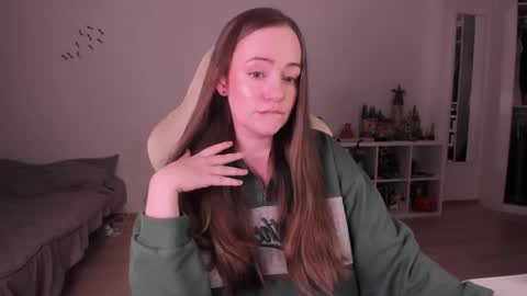 Snapshot of lil_happiness chatting on 27, 11, 2025 for free registration 3 online show from 27, 11, 2025