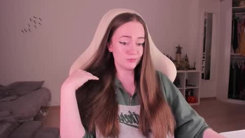 Snapshot of lil_happiness chatting on 28, 11, 2025 for free registration 3 online show from 28, 11, 2025