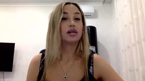 Snapshot of linavora chatting on 22, 11, 2025 linavora online show from 22, 11, 2025