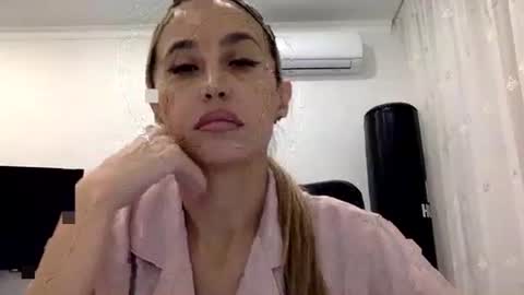 Snapshot of linavora chatting on 4, 12, 2025 linavora online show from 4, 12, 2025