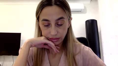 Snapshot of linavora chatting on 3, 2, 2026 linavora online show from 3, 2, 2026