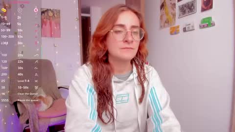 Snapshot of linda_giggle chatting on 8, 10, 2025 Giggles online show from 8, 10, 2025