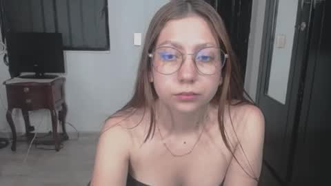 Snapshot of linda_naomi chatting on 22, 4, 2026 naomi online show from 22, 4, 2026