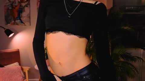 Snapshot of lis__batsy chatting on 4, 12, 2025 LIs online show from 4, 12, 2025