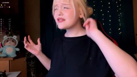 -Lisa- Help me to reach 100 thumbs up3 online show from 5, 10, 2025