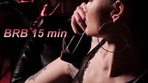 Snapshot of lisamooore chatting on 17, 9, 2025 Lisa Moore online show from 17, 9, 2025