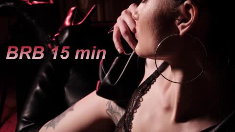 Snapshot of lisamooore chatting on 7, 10, 2025 Lisa Moore online show from 7, 10, 2025