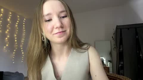 Snapshot of lisasmall chatting on 11, 6, 2026 lisasmall online show from 11, 6, 2026