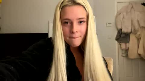 Littleblonde010 online show from 14, 11, 2025