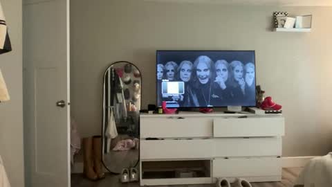 Snapshot of livvymack chatting on 19, 9, 2025 Livvy online show from 19, 9, 2025