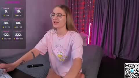 Snapshot of livyybosom chatting on 25, 9, 2025 My name is Livy Nice to meet you Thumbs up please its important online show from 25, 9, 2025