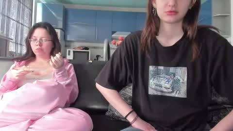 Snapshot of lizzi_muur chatting on 12, 3, 2025 lizzi_muur online show from 12, 3, 2025