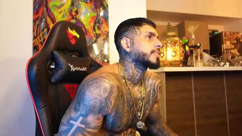 logan_hugh8 online show from 28, 9, 2025