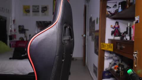 logan_hugh8 online show from 24, 4, 2026