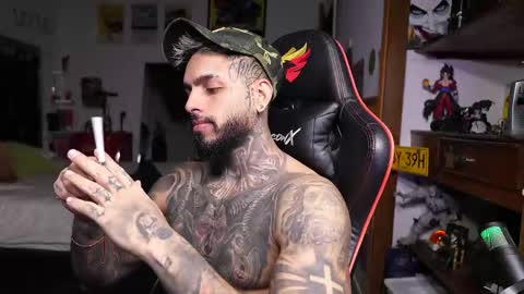 logan_hugh8 online show from 27, 4, 2026